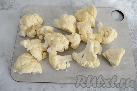 Цветную капусту нарезать на небольшие соцветия.