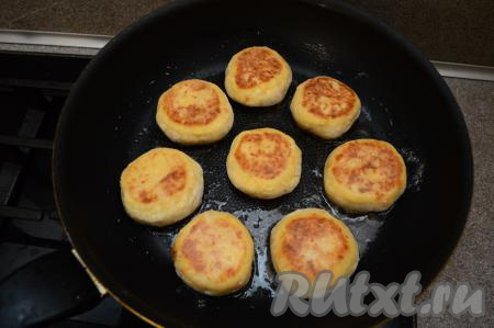 Затем переверните сырники и жарьте их 2-3 минуты (до подрумянивания снизу).
