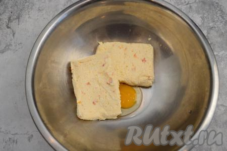 В миску вбейте сырое яйцо, добавьте творожную массу с курагой. Творожная масса достаточно сладкая, поэтому сахар в тесто для сырников я не добавляю.