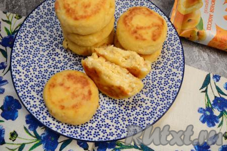 А вот как такой сырник, приготовленный из творожной массы с курагой, выглядит в разломе. Угощайтесь!