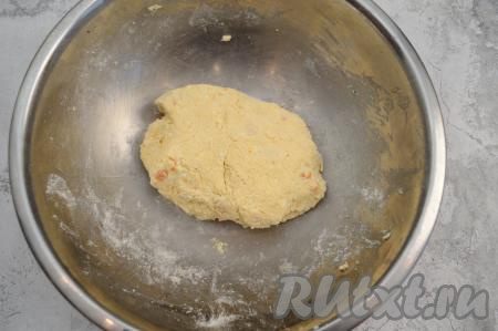 Далее продолжайте добавлять по 1 столовой ложке муки, каждый раз полностью вмешивая её в тесто. Всыпая муку, обязательно учитывайте, что итоговое тесто для сырников должно получиться липким, но, если слегка сжать его в ладони, оно будет хорошо держать форму. Как только добились такой консистенции, больше муку не добавляйте. У меня всего ушло 50 грамм муки (это ориентировочно 3 столовых ложки). От себя замечу, что количество муки, которое придётся добавить в тесто, во многом зависит от влажности творога и размера яйца, так что лучше ориентируйтесь на консистенцию теста, а не на количество муки, указанное в ингредиентах. Но и лишнюю муку старайтесь не добавлять, и тогда у вас получатся нежные и воздушные сырники.