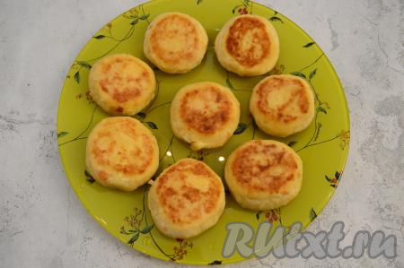 Готовые сырники можно, при желании, выложить на бумажные полотенца (или салфетки), чтобы убрать лишнее масло.