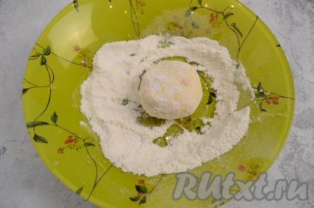 Из указанного количества ингредиентов я, как правило, формирую 8 сырников, поэтому сразу творожное тесто зрительно делю на 8 примерно равных частей. Влажными руками отщипните одну часть теста, придайте круглую форму, обваляйте со всех сторон в муке.