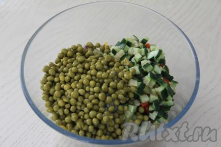 В этот же салатник выложить консервированный горошек без жидкости.