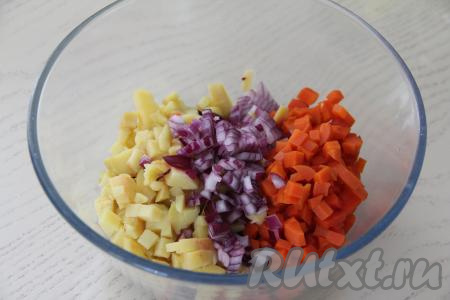 Сюда же выложить мелко нарезанный лук.