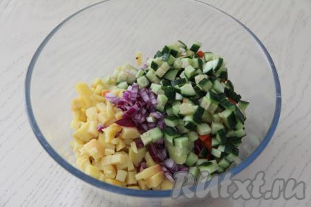 Свежий огурчик нарезать на кубики размером примерно 1 сантиметр на 1 сантиметр и тоже добавить к овощам.
