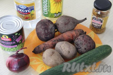 Подготовить продукты для приготовления винегрета без капусты со свежим огурцом. Лук почистить. Свежий огурец вымыть. Свеклу, картошку и морковь хорошо вымыть и отварить в кожуре до готовности, затем достать овощи из воды, в которой они варились, и остудить. Морковь с картошкой я отварила в течение 30 минут с начала кипения воды. Свеклу я варила в отдельной кастрюле в течение 1 часа с момента закипания воды. Готовые овощи будут легко прокалываться ножом.