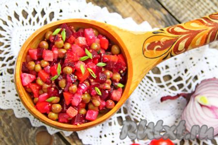 Винегрет, приготовленный со свежим огурцом без добавления капусты, получается очень вкусным, ярким и сытным. А интересная заправка из растительного масла, горчицы и уксуса, придаёт этому салату приятную пикантность.