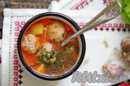 Разлить аппетитный суп с фрикадельками и вермишелью из чаши мультиварки по тарелкам, добавить, по желанию, нарезанную зелень и горячим подать к столу. Отличное блюдо для повседневного меню!
