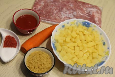 Подготовить продукты для приготовления супа с фрикадельками и вермишелью в мультиварке. Фарш можно приготовить в домашних условиях, пропустив небольшие кусочки мяса через мясорубку. Я в этот раз взяла покупной фарш.&nbsp;Морковь почистить. Непосредственно перед началом варки супа очищенную картошку нарезать на средние кубики.