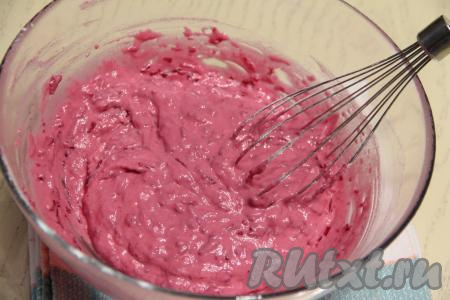 Перемешать тесто венчиком до однородного состояния. Добавляя частями оставшуюся просеянную муку и полностью вмешивая её в тесто венчиком, учитывайте, что свекольное вафельное тесто должно получиться, как достаточно густая сметана.