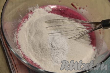 Всыпать разрыхлитель и половину просеянной муки.