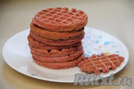 Готовую вафлю переложить на тарелку. Периодически перемешивая тесто и смазывая створки вафельницы маслом только по мере необходимости, постепенно пожарить все вафли. Я выпекала в круглой вафельнице для венских вафель, у меня получилось 8 штук.