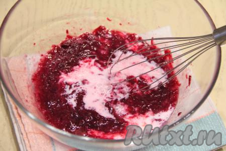 Перемешать массу венчиком, влить молоко и 1 столовую ложку растительного масла, перемешать.