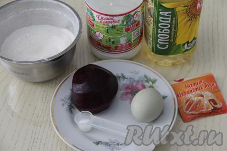 Подготовить продукты для приготовления свекольных вафель в вафельнице. Свеклу отварить в кожуре до готовности, а затем остудить и очистить. На варку свеклы, в зависимости от сорта, потребуется от 45 до 60 минут. Готовый корнеплод будет легко прокалываться вилкой или ножом.