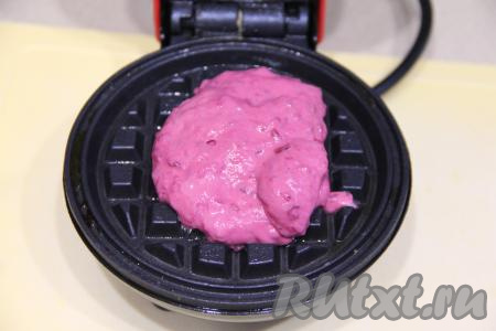 Створки вафельницы перед выпечкой первой вафли хорошо разогреть, смазать растительным маслом. Выложить 1 столовую ложку теста, закрыть.