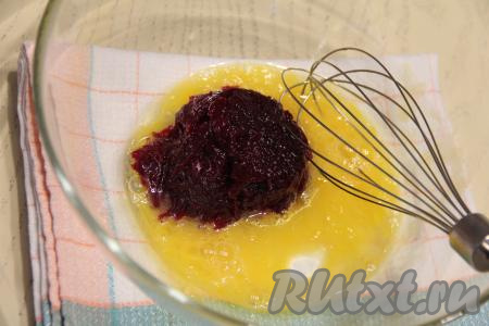 Остывшую свеклу натереть на мелкой тёрке и добавить к яйцу, взбитому с солью.