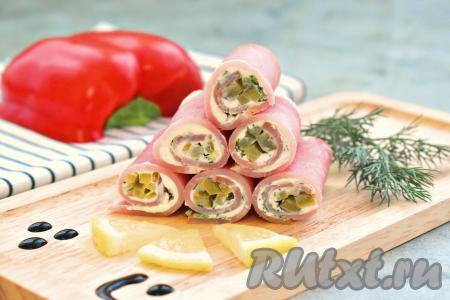 Вот так просто и быстро можно приготовить сочную, аппетитную и вкусную закуску для любого меню. Рулетики, сформированные из ветчины с творожным сыром и огурцом, сразу подаём к столу.