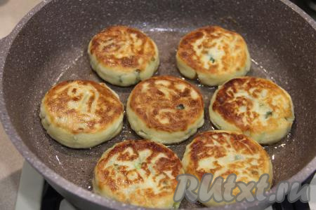 Жарить сырники с двух сторон на среднем огне до золотистого цвета (это примерно по 3-4 минуты с каждой стороны).