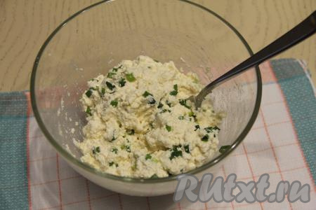 Затем начать понемногу добавлять оставшуюся муку, каждый раз полностью вмешивая её в творожное тесто. Как только тесто станет комковатым, липнущим к рукам, но при этом оно будет держать форму, значит больше муку добавлять не нужно. Из такой массы легко формируются сырники влажными руками. Вам муки может понадобиться чуть меньше или чуть больше, чем указано в ингредиентах, ведь всё зависит от влажности творога и размера яйца.