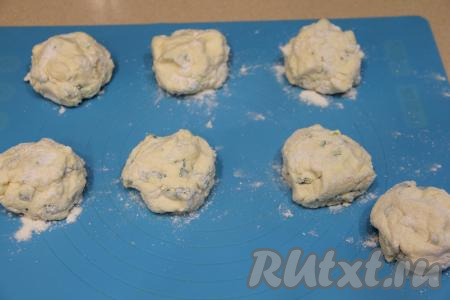 Разделить творожную массу на 7 равных частей. Каждую часть обвалять в муке.