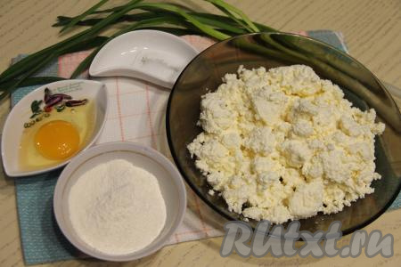 Подготовить продукты для приготовления сырников. Зелёный лук промыть водой и обсушить.