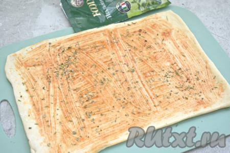 По желанию, посыпаем тесто специями (я посыпала 2 щепотками итальянских сушёных трав, в состав которых входят сушёный базилик, орегано, розмарин, сельдерей, эстрагон).