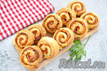 Вот такие красивые, ароматные и аппетитные рулетики из слоёного теста с начинкой из ветчины и сыра получились. Я предпочитаю подавать эту выпечку к столу тёплой.