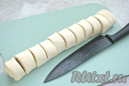 Получившийся рулет нарезаем на рулетики шириной 1,5-2 сантиметра.