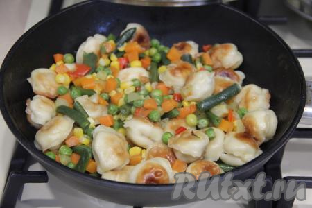 Сначала замороженные овощи выделят ещё воду, но по прошествии времени практически вся вода испарится и впитается.