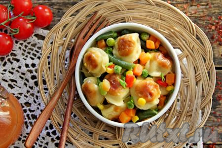 Разложить пельмени с мексиканской смесью со сковороды по тарелкам и в горячем виде подать к столу. Это простое рагу готовится достаточно быстро, а получается очень вкусным, аппетитным и сытным. Такое блюдо, наверняка, понравится всей семье!