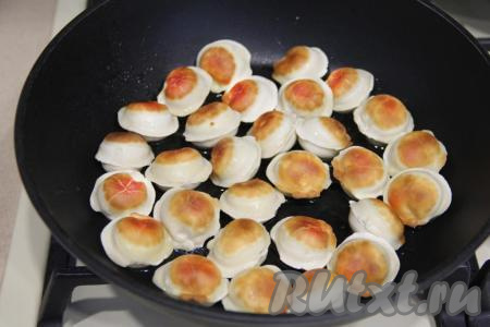 Обжарить пельмени до золотистой корочки с двух сторон на среднем огне.
