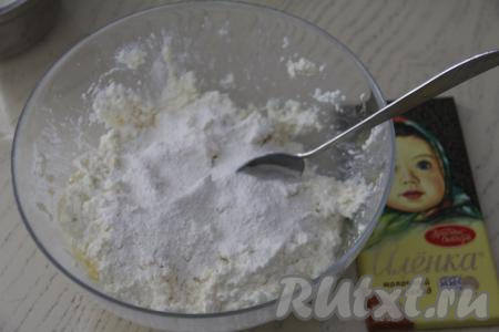 Всыпать половину муки, перемешать творожно-банановое тесто столовой ложкой. Затем понемногу всыпать оставшуюся муку, каждый раз полностью вмешивая её в тесто для сырников.