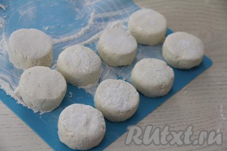 Вот такие заготовки банановых сырников с шоколадной начинкой получились у меня.