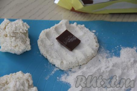 Из каждой части теста руками сформировать округлую лепёшку. Выложить на лепёшку дольку шоколада.