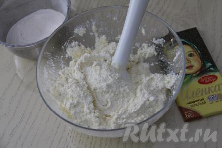 Пробить творожно-банановую массу погружным блендером (или размять вилкой) до однородности.