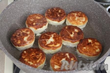 Сырники перевернуть и обжарить с другой стороны тоже до румяности (ориентировочно на это потребуется 3-4 минуты). Затем выключить огонь, перевернуть сырники. Накрыть сковороду крышкой и дать нашим сырничкам потомиться ещё 5 минут. Шоколад внутри сырников в процессе обжаривания растопится.