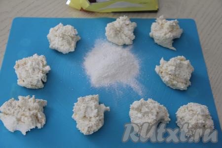 Добавляя частями муку, не забывайте ориентироваться на консистенцию замешиваемого теста. Итоговое тесто должно получиться комковатым, немного липнущим и при этом оно будет хорошо держать форму, если сжать кусочек теста в руке. Разделить творожно-банановое тесто на 8-9 равных частей.