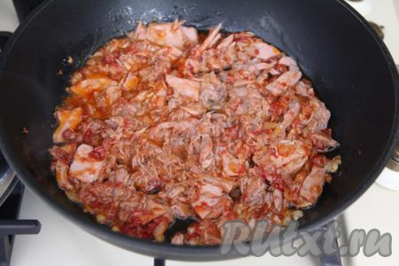 Обжарить тунца с луком и чесноком 2-3 минуты, периодически перемешивая.