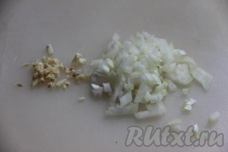 Лук и чеснок мелко нарезать.