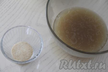 Затем убрать кастрюлю с огня. Достать из бульона куриные окорочка, морковь и лук. Варёную морковку можно использовать в дальнейшем для украшения заливного, лук нам больше не понадобится. Бульон процедить в объёмную миску, у меня получилось 450 миллилитров бульона.