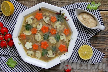 Вкуснейшее заливное из куриных окорочков подать к столу.