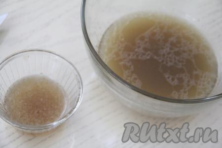 Процеженный бульон остудить. В отдельную пиалу влить 50 миллилитров остывшего бульона, всыпать желатин, тщательно перемешать. Оставить желатин набухать в бульоне минут на 10. Затем прогреть желатин в микроволновке до полного растворения желатина. Для этого ставим пиалу в микроволновку на 10 секунд, вынимаем, перемешиваем и убираем обратно в микроволновку на 10 секунд. Так продолжаем, пока желатин не растворится. Напоминаю, желатин нельзя доводить до кипения, иначе он потеряет свои желирующие свойства.