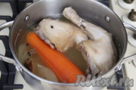 Поставить кастрюлю на огонь, после закипания воды, убрав пену, варить куриные окорочка на медленном огне 1 час, прикрыв крышкой.