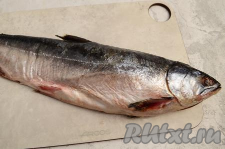 Горбушу разморозить. Лучше всего, чтобы рыба размораживалась медленно. Для этого достаньте горбушу из морозилки, положите в миску и отправьте в холодильник на верхнюю полку. При медленной разморозке из рыбы уходит меньше жидкости, а следовательно засоленная рыбка будет более сочной и вкусной. До полного размораживания можно не доводить, пусть на этом этапе рыбка останется слегка подмороженной. Если горбуша будет слегка заморожена, её будет легче отделять от костей.