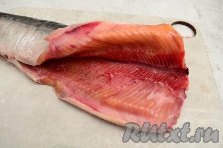 Удалить чёрные места в брюшке и промыть тушку под проточной водой.