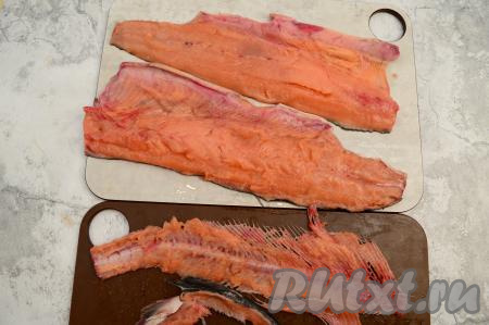 Разрезать рыбку на два филе по хребтовой кости. Аккуратно отделить хребет и рёберные косточки. У вас должно получиться вот таких 2 филе горбуши. Голову, удалив из неё жабры, промыть под проточной водой. Голову, хребет и хвост горбуши можно сразу использовать для варки наваристого рыбного супа, ну а если сразу не планируете варить суп, тогда сложите эти части рыбы в пакет и заморозьте.