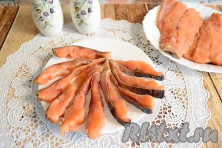 По прошествии 2 суток аппетитную, нежную горбушу, засоленную сухим способом, можно будет подавать к столу в качестве холодной закуски. Я очень люблю бутерброды с этой в меру солёной рыбкой. Всем советую приготовить в домашних условиях горбушу по этому рецепту и насладиться её великолепным вкусом.