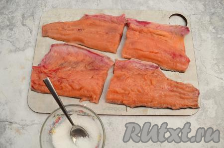 Разрезать каждое филе пополам.