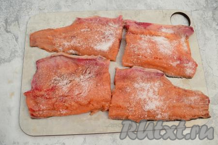 Посыпать равномерно горбушу смесью соли и сахара.